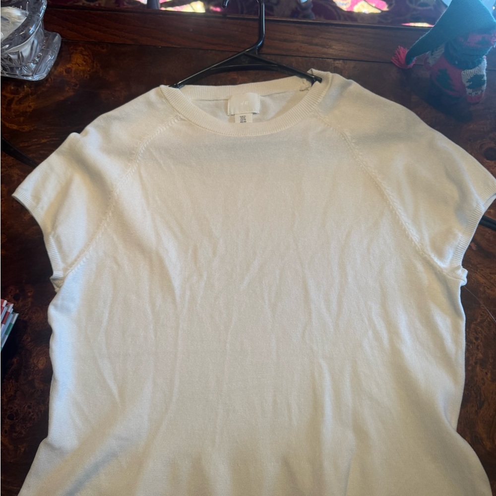 H&M women’s off white feminine Crewneck Sweater